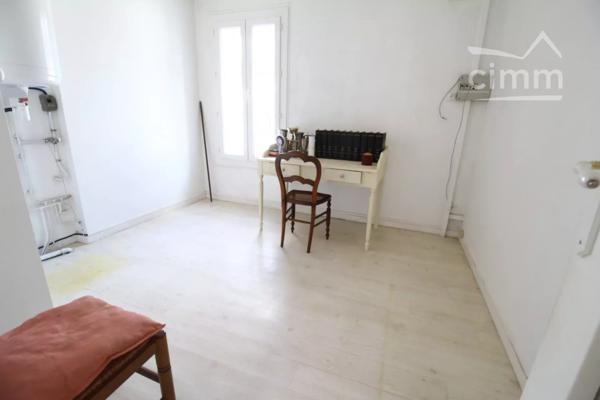 A vendre une bâtisse avec 2 logements avec terrain non attenant.