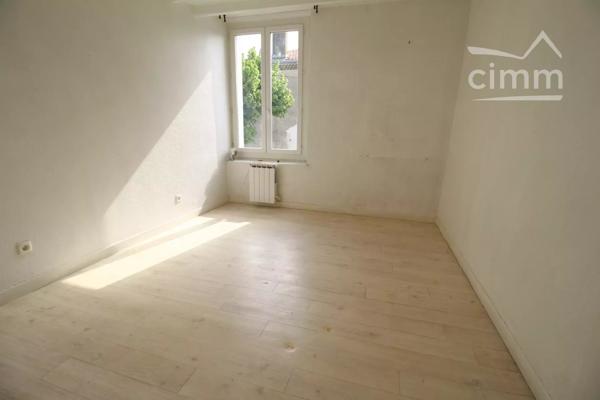 A vendre une bâtisse avec 2 logements avec terrain non attenant.