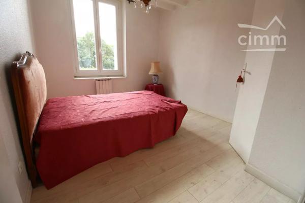 A vendre une bâtisse avec 2 logements avec terrain non attenant.