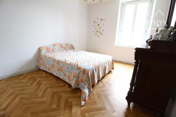 A vendre une bâtisse avec 2 logements avec terrain non attenant.