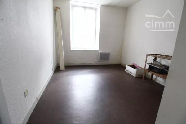 A vendre une bâtisse avec 2 logements avec terrain non attenant.