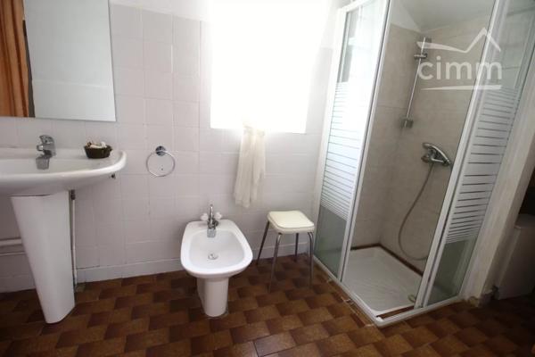 A vendre une bâtisse avec 2 logements avec terrain non attenant.