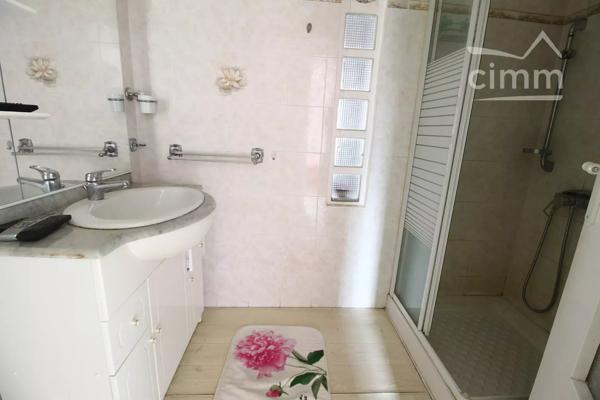 A vendre une bâtisse avec 2 logements avec terrain non attenant.