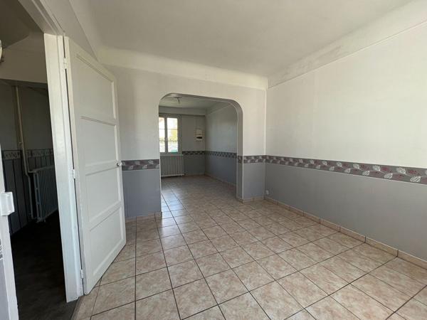 EXCLUSIVITÉ MAISON FAMILIALE SUR UNE VASTE PARCELLE DE 1 631 M²