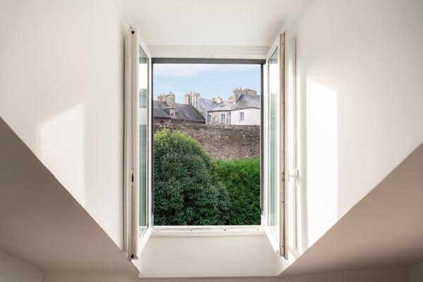 VANNES – Coeur de Ville Historique : La Quintessence du Duplex de Charme