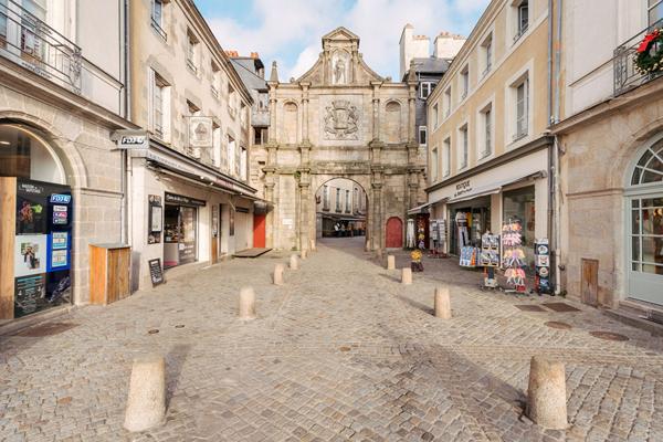 VANNES – Coeur de Ville Historique : La Quintessence du Duplex de Charme