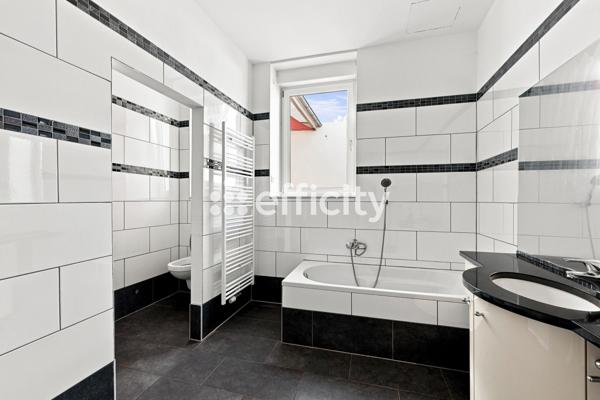Immeuble
         17 pièces
        - 441 m² Exclusivité 1 102 500 € *