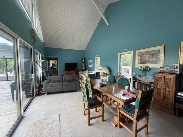 Maison contemporaine en bois de 129 m², avec accès privé à la rivière