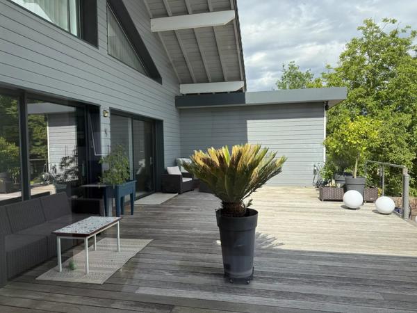 Maison contemporaine en bois de 129 m², avec accès privé à la rivière