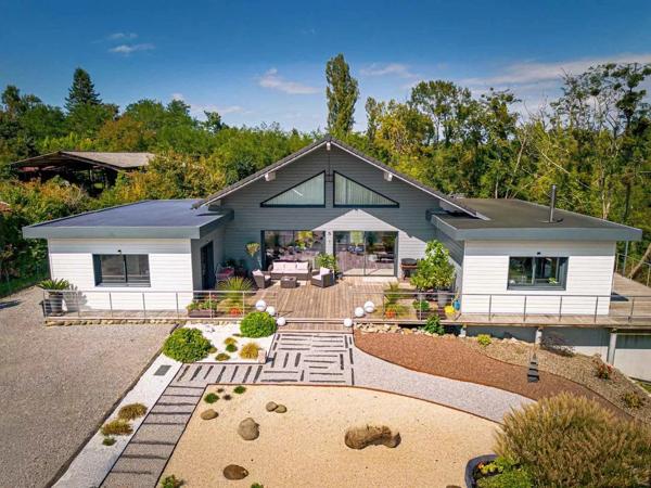 Maison contemporaine en bois de 129 m², avec accès privé à la rivière