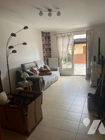 ensemble immobilier avec deux maisons situées dans le centre de Coutras (33230) en GIRONDE, sur...