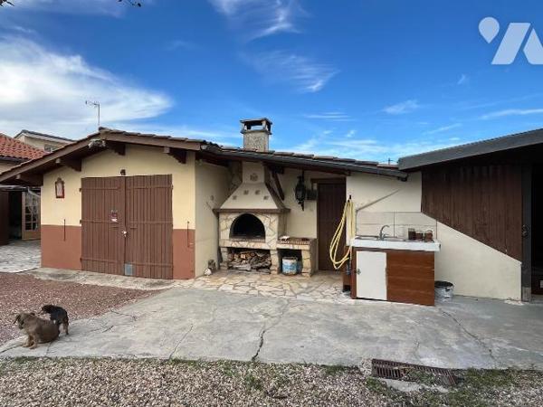 ensemble immobilier avec deux maisons situées dans le centre de Coutras (33230) en GIRONDE, sur...