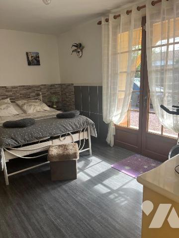 ensemble immobilier avec deux maisons situées dans le centre de Coutras (33230) en GIRONDE, sur...