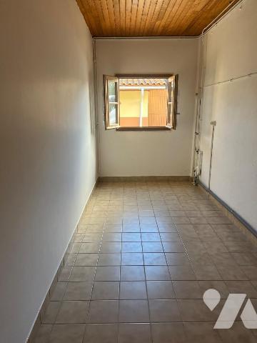 ensemble immobilier avec deux maisons situées dans le centre de Coutras (33230) en GIRONDE, sur...