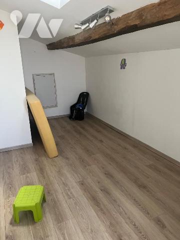 ensemble immobilier avec deux maisons situées dans le centre de Coutras (33230) en GIRONDE, sur...