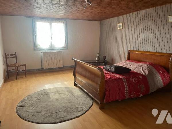 ensemble immobilier avec deux maisons situées dans le centre de Coutras (33230) en GIRONDE, sur...