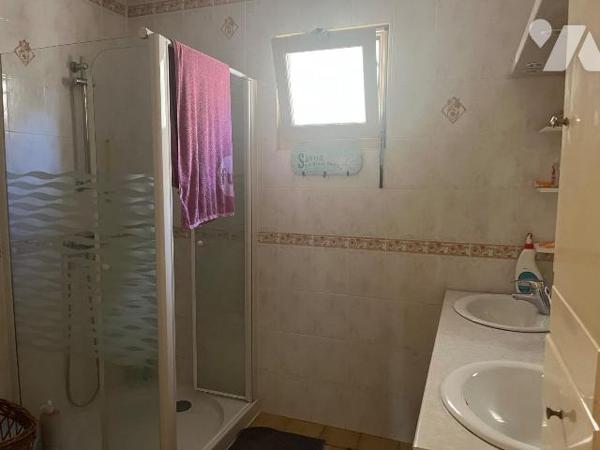 ensemble immobilier avec deux maisons situées dans le centre de Coutras (33230) en GIRONDE, sur...