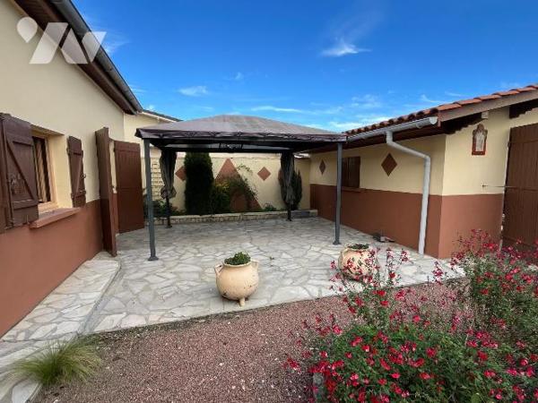 ensemble immobilier avec deux maisons situées dans le centre de Coutras (33230) en GIRONDE, sur...