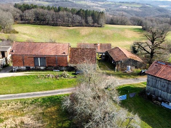 Maison 70 m2 aménagée dans un ancien corps de ferme, dépendances, terrain arboré avec vue