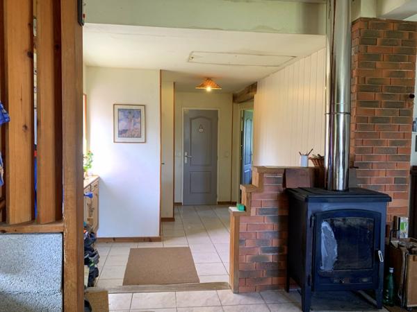 Maison 70 m2 aménagée dans un ancien corps de ferme, dépendances, terrain arboré avec vue