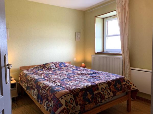 Maison 70 m2 aménagée dans un ancien corps de ferme, dépendances, terrain arboré avec vue