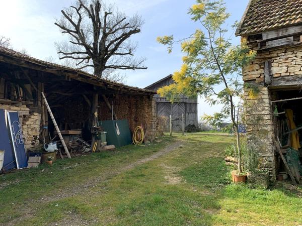 Maison 70 m2 aménagée dans un ancien corps de ferme, dépendances, terrain arboré avec vue
