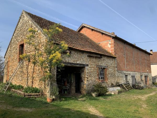 Maison 70 m2 aménagée dans un ancien corps de ferme, dépendances, terrain arboré avec vue