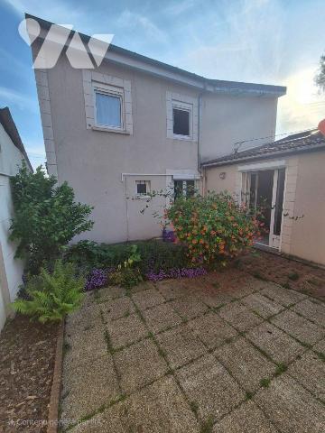 MAISON MITOYENNE D'UNE SURFACE HABITABLE DE 113 M² BATIE SUR TERRAIN DE 160 M² AVEC COUR
Compr...