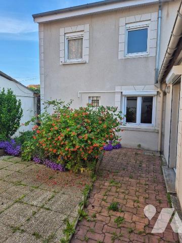 MAISON MITOYENNE D'UNE SURFACE HABITABLE DE 113 M² BATIE SUR TERRAIN DE 160 M² AVEC COUR
Compr...