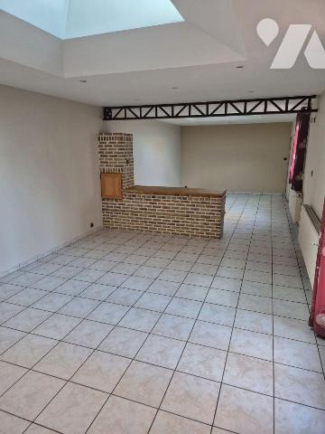 MAISON MITOYENNE D'UNE SURFACE HABITABLE DE 113 M² BATIE SUR TERRAIN DE 160 M² AVEC COUR
Compr...