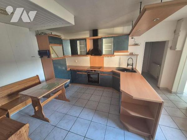 MAISON MITOYENNE D'UNE SURFACE HABITABLE DE 113 M² BATIE SUR TERRAIN DE 160 M² AVEC COUR
Compr...