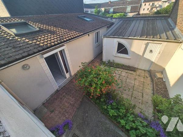 MAISON MITOYENNE D'UNE SURFACE HABITABLE DE 113 M² BATIE SUR TERRAIN DE 160 M² AVEC COUR
Compr...