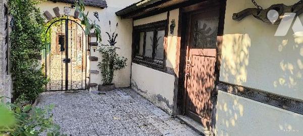 A rénover : Maison de 137 m2 datant de 1900 sur un terrain 7,54 ares traversant.