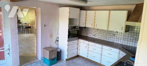 A rénover : Maison de 137 m2 datant de 1900 sur un terrain 7,54 ares traversant.