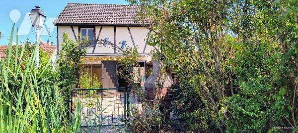 A rénover : Maison de 137 m2 datant de 1900 sur un terrain 7,54 ares traversant.