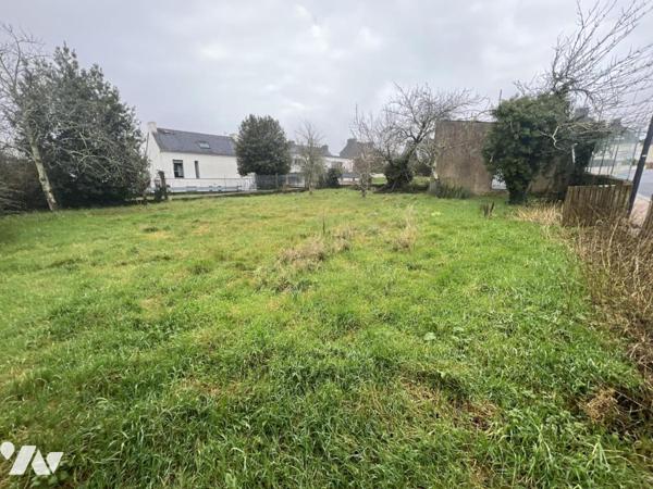 CAUDAN au centre beau terrain à bâtir non viabilisé avec garage d'une surface de 478 m² en zone Ub 