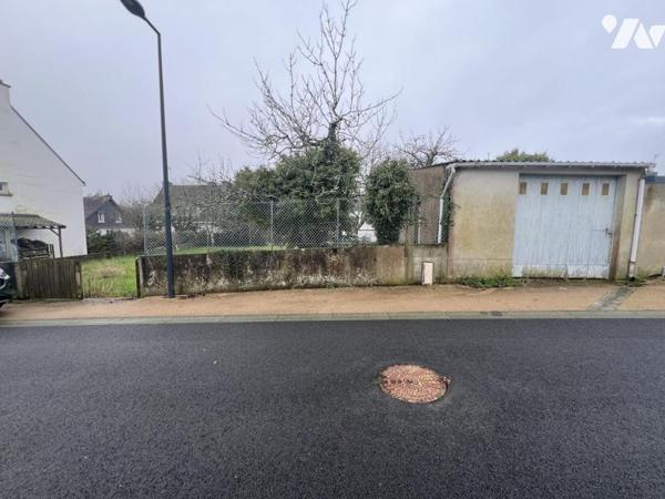 CAUDAN au centre beau terrain à bâtir non viabilisé avec garage d'une surface de 478 m² en zone Ub 