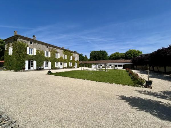 Château du XVIIIe siècle restauré avec soin, avec piscine ch