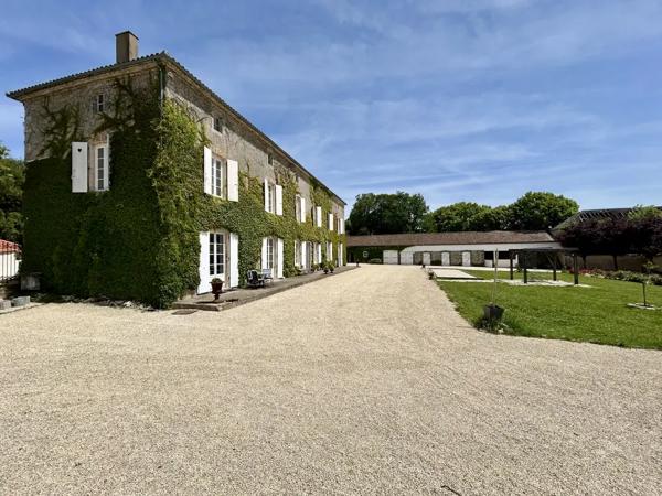 Château du XVIIIe siècle restauré avec soin, avec piscine ch