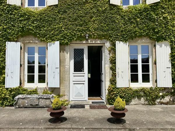 Château du XVIIIe siècle restauré avec soin, avec piscine ch
