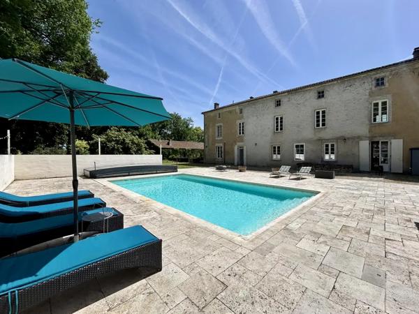 Château du XVIIIe siècle restauré avec soin, avec piscine ch