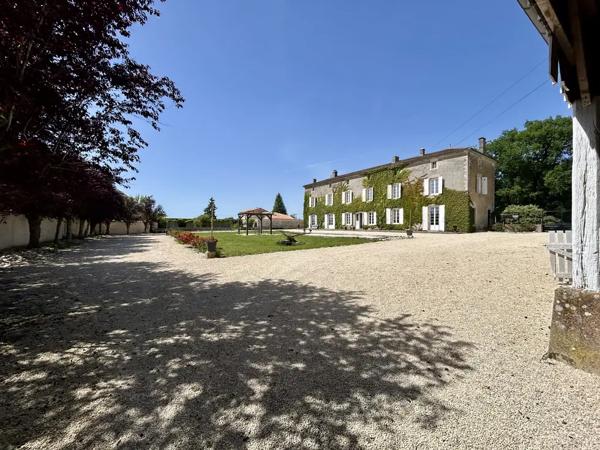 Château du XVIIIe siècle restauré avec soin, avec piscine ch