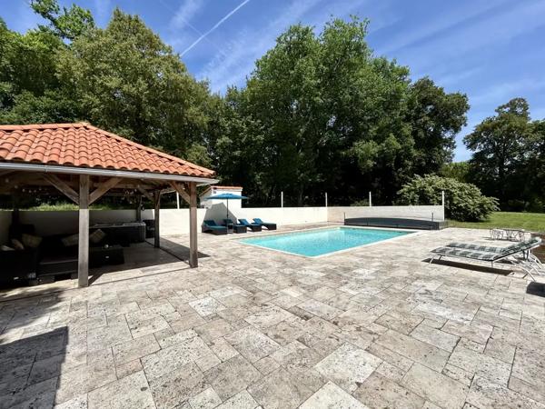 Château du XVIIIe siècle restauré avec soin, avec piscine ch