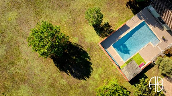 Villa d'exception de type T5 d'une surface habitable d'environ 180 m² avec piscine et grand terrain
