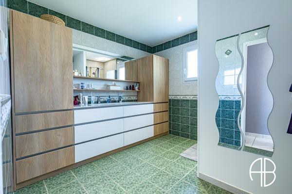 Villa d'exception de type T5 d'une surface habitable d'environ 180 m² avec piscine et grand terrain