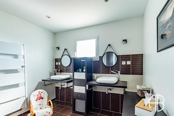 Villa d'exception de type T5 d'une surface habitable d'environ 180 m² avec piscine et grand terrain