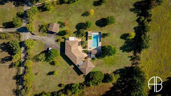 Villa d'exception de type T5 d'une surface habitable d'environ 180 m² avec piscine et grand terrain