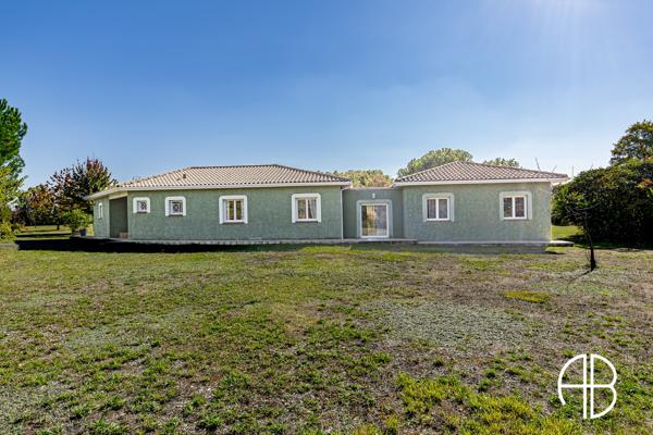 Villa d'exception de type T5 d'une surface habitable d'environ 180 m² avec piscine et grand terrain