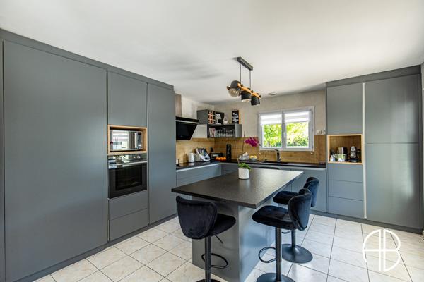 Villa d'exception de type T5 d'une surface habitable d'environ 180 m² avec piscine et grand terrain