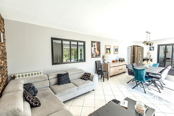 Villa d'exception de type T5 d'une surface habitable d'environ 180 m² avec piscine et grand terrain